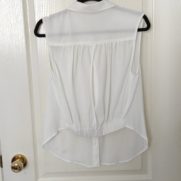 Sleeveless Button-Up Top - Picture 2 of 5